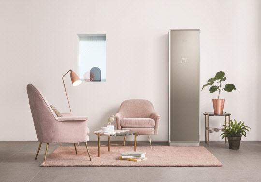 코웨이가 의류 관리와 의류 건조 기능을 갖춘 '사계절 의류청정기 싱글케어'를 출시했다. <코웨이 제공>